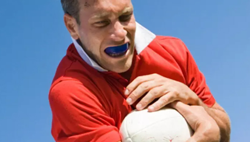 Por qué es importante usar protector bucal en el deporte